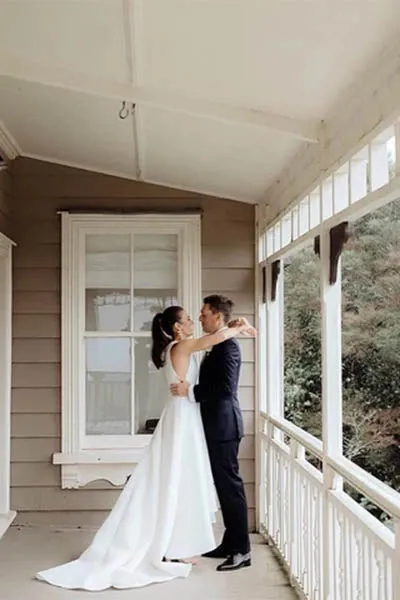 Simple Organza Satin Ball Gown Round Neck Wedding Dresses with Pockets, SW310
